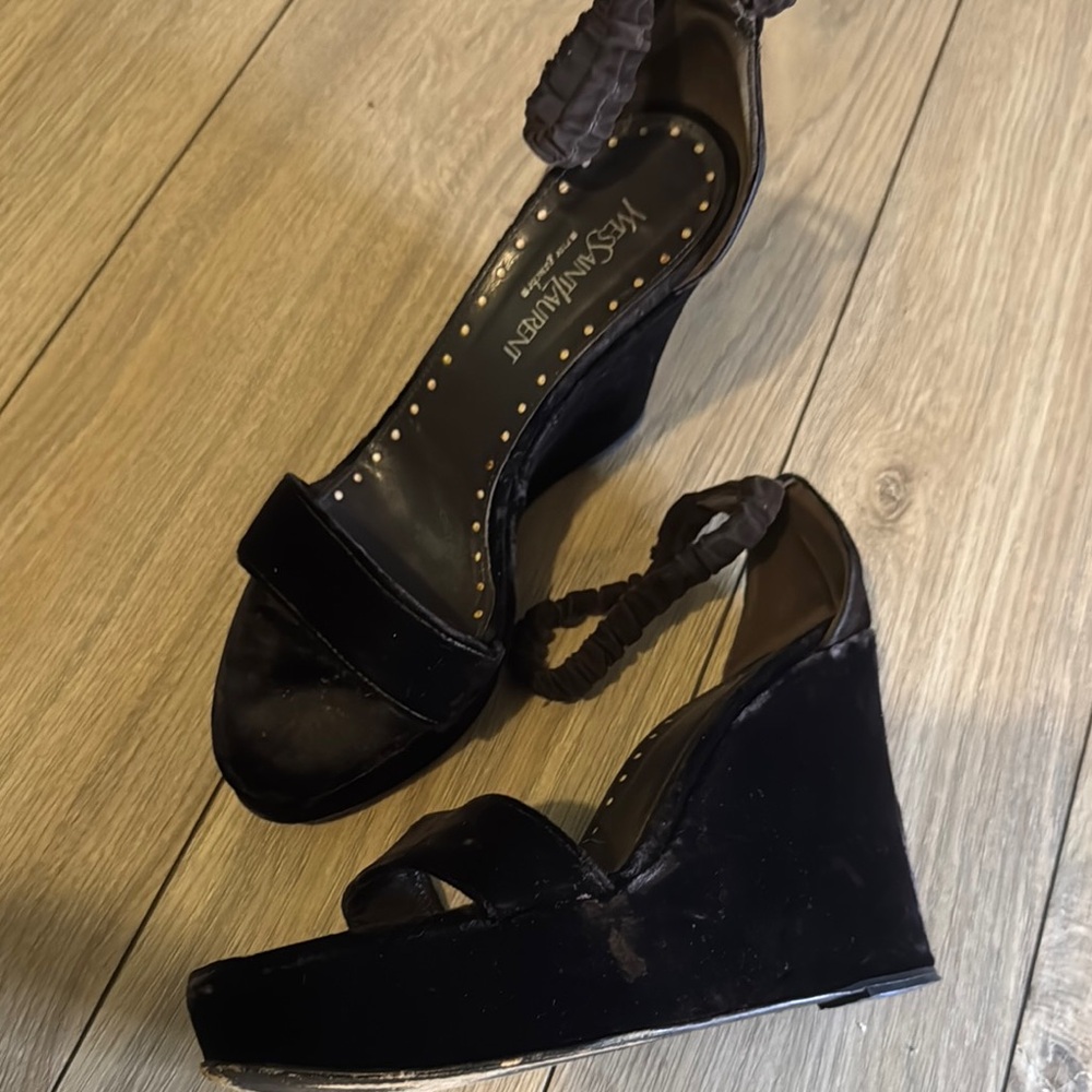 Yves Saint Laurent velvet Brown heel